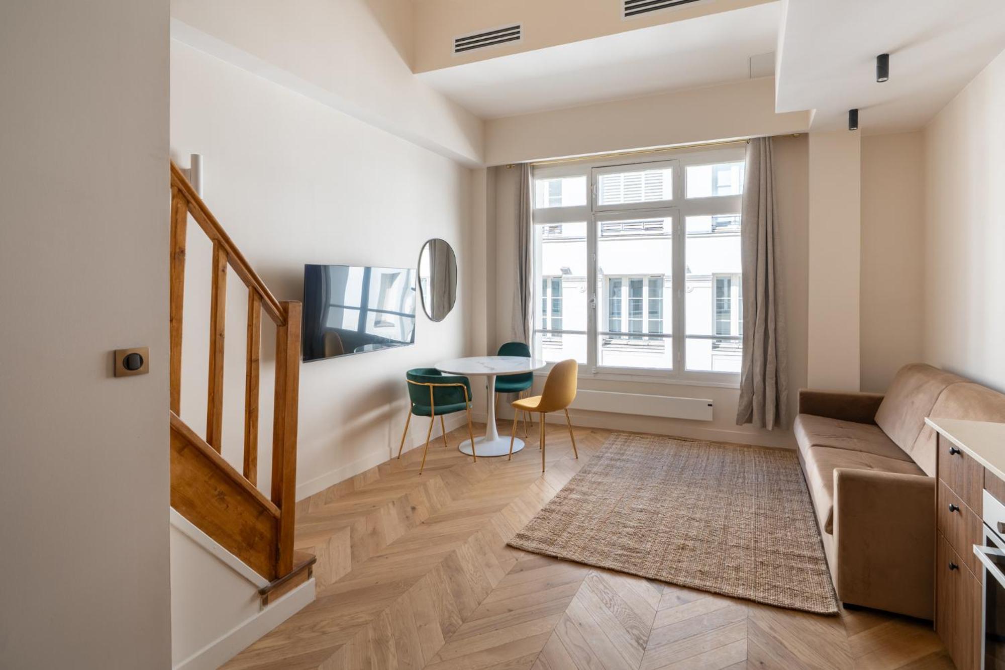 Chic Duplex For 4 In Vibrant Bastille